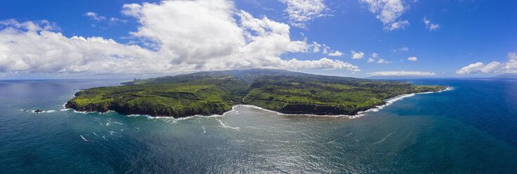 Luftaufnahme über den Pazifischen Ozean und die West Maui Mountains, Honokohau Bay, Maui, Hawaii, USA - FOF10737