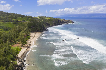 Luftaufnahme über den Pazifischen Ozean und die West Maui Mountains, Punalau Beach, Maui, Hawaii, USA - FOF10741