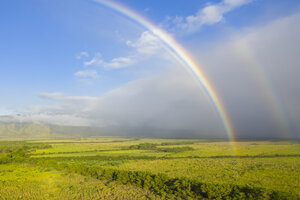 Luftaufnahme über West Maui Mountains mit einem Regenbogen, Maui Veterans Highway, Maui, Hawaii, USA - FOF10742