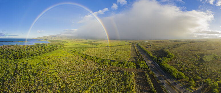 Luftaufnahme über West Maui Mountains mit einem Regenbogen, Maui Veterans Highway, Maui, Hawaii, USA - FOF10743
