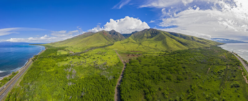 Luftaufnahme der West Maui Mountains und des Pazifiks mit Puu Kukui und der Hawaii Route 30, Maui, Hawaii, USA - FOF10744