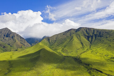 Luftaufnahme über die West Maui Mountains, Maui, Hawaii, USA - FOF10745