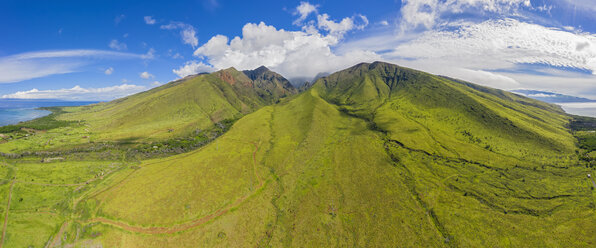 Luftaufnahme über die West Maui Mountains und den Pazifischen Ozean mit Puu Kukui, Maui, Hawaii, USA - FOF10746