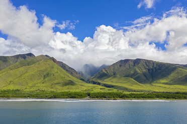 Luftaufnahme der West Maui Mountains und des Pazifiks mit Puu Kukui entlang der Hawaii Route 30, Maui, Hawaii, USA - FOF10747