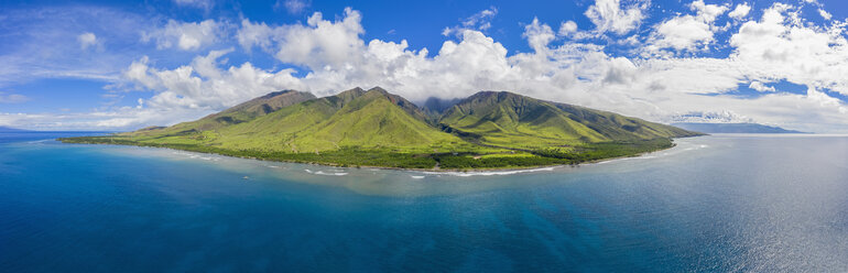 Luftaufnahme der West Maui Mountains und des Pazifiks mit Puu Kukui entlang der Hawaii Route 30, Maui, Hawaii, USA - FOF10748