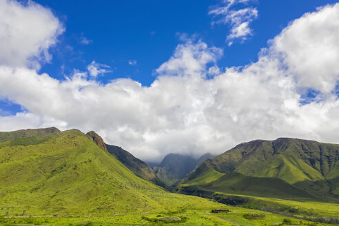 Luftaufnahme über die West Maui Mountains, Maui, Hawaii, USA - FOF10749