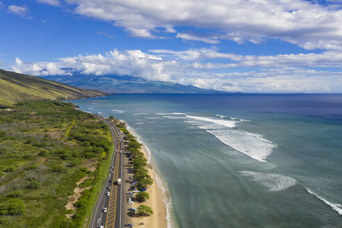 Luftaufnahme über die West Maui Mountains, den Pazifischen Ozean und die Küste entlang der Hawaii Route 30, Maui, Hawaii, USA - FOF10751
