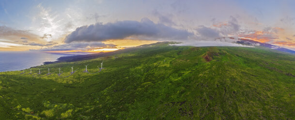 USA, Hawaii, Maui, Südküste, Vulkan Haleakala, Luala'ilua Hills und Windräder bei Sonnenuntergang - FOF10756