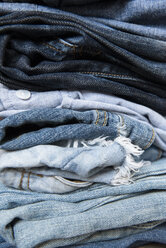 Stack of folded blue jeans - BLEF03399