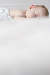 Kaukasisches Baby schläft auf dem Bett - BLEF03546