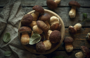 Schale mit Pilzen auf Holztisch - BLEF03551
