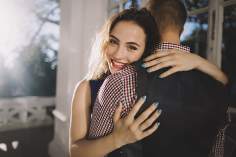 Lächelndes kaukasisches Paar, das sich umarmt, lizenzfreies Stockfoto