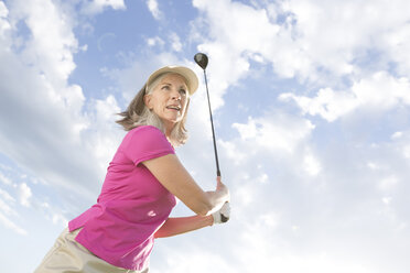 Kaukasische Frau schwingt Golfschläger - BLEF03588