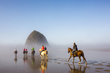 Menschen reiten am Strand - BLEF03635