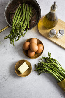 Spargel, Eier, ein Stück Butter, Salz, Pfeffer und Öl - GIOF06319