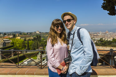 Junges Paar auf einer Städtereise in Florenz, Toskana, Italien - MGIF00428
