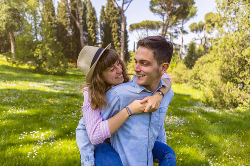 Romantisches Paar, das sich in einem Park amüsiert, Toskana, Italien - MGIF00432