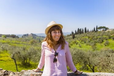 Youngwoman standing at wall in Florence, Tuscany, Italy - MGIF00435