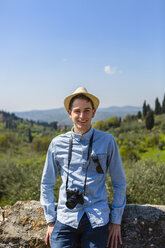 Junger Mann steht an einer Mauer in Florenz, Toskana, Italien - MGIF00438
