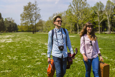 Junges Paar beim Picknick in einem Park - MGIF00450