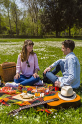 Junges Paar beim Picknick mit gesundem Essen in einem Park - MGIF00454