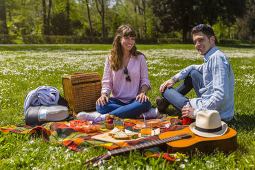 Junges Paar beim Picknick mit gesundem Essen in einem Park - MGIF00455