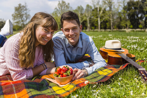 Junges Paar beim Picknick mit gesundem Essen in einem Park, lizenzfreies Stockfoto