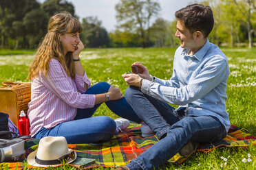 Junger Mann macht seiner Freundin in einem Park einen Heiratsantrag - MGIF00472