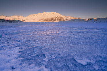 Piano Grande der Hochebene von Castelluccio di Norcia und Vettore im Winter, Umbrien, Italien - LOMF00859