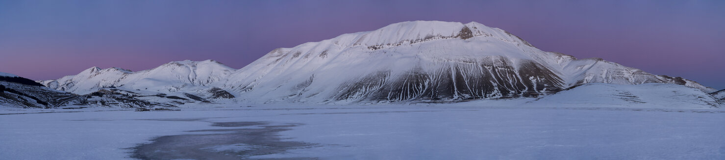 Piano Grande der Hochebene von Castelluccio di Norcia und Vettore im Winter, Umbrien, Italien - LOMF00861