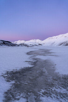 Piano Grande der Hochebene von Castelluccio di Norcia und Vettore im Winter, Umbrien, Italien - LOMF00862