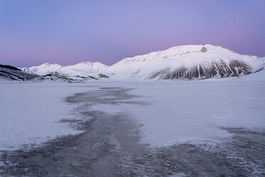 Piano Grande der Hochebene von Castelluccio di Norcia und Vettore im Winter, Umbrien, Italien - LOMF00863