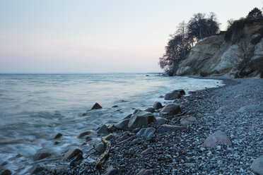 Kreideküste in der Abenddämmerung, Nationalpark Jasmund, Rügen, Deutschland - WIF03906