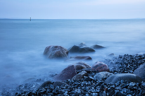 Steiniger Strand zur blauen Stunde, Nationalpark Jasmund, Rügen, Deutschland - WIF03908