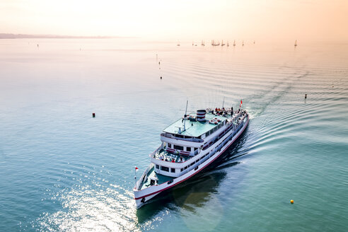 Ausflugsschiff auf dem Bodensee, Friedrichshafen, Deutschland - PUF01460