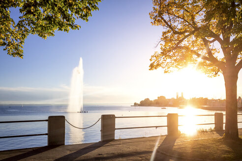 Kloster und Springbrunnen am Bodensee, Friedrichshafen, Deutschland - PUF01463