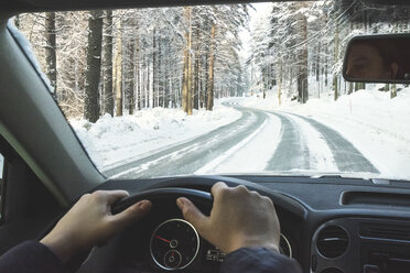 Finnland, Kuopio, Frau fährt Auto in Winterlandschaft - PSIF00269