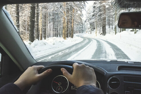 Finnland, Kuopio, Frau fährt Auto in Winterlandschaft - PSIF00269