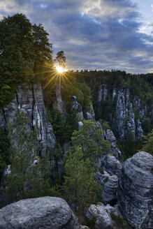 Deutschland, Sachsen, Elbsandsteingebirge, Gebiet Bastei, Raaber Kessel bei Sonnenuntergang - RUEF02191