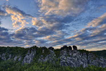 Deutschland, Sachsen, Elbsandsteingebirge, Blick von der Bastei auf die Felsformation Kleine Gans bei Dämmerung - RUEF02192