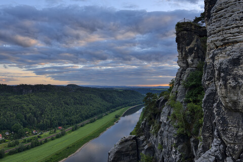 Deutschland, Sachsen, Elbsandsteingebirge, Blick von der Bastei auf die Elbe und das Elbtal in der Abenddämmerung, lizenzfreies Stockfoto