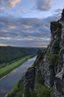 Deutschland, Sachsen, Elbsandsteingebirge, Blick von der Bastei auf die Elbe und das Elbtal in der Abenddämmerung - RUEF02194