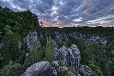 Deutschland, Sachsen, Elbsandsteingebirge, Gebiet Bastei, Raaber Kessel bei Sonnenuntergang - RUEF02195