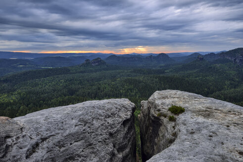 Deutschland, Sachsen, Elbsandsteingebirge, Blick auf den Winterstein vom Gleitmannshorn bei Sonnenaufgang - RUEF02200