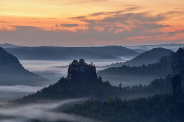 Deutschland, Sachsen, Elbsandsteingebirge, Blick auf den Winterstein vom Gleitmannshorn bei Sonnenaufgang - RUEF02203