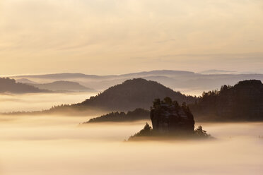 Deutschland, Sachsen, Elbsandsteingebirge, Blick auf den Winterstein vom Gleitmannshorn bei Sonnenaufgang - RUEF02205