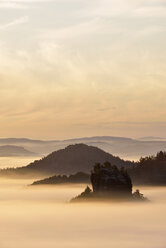 Deutschland, Sachsen, Elbsandsteingebirge, Blick auf den Winterstein vom Gleitmannshorn bei Sonnenaufgang - RUEF02206