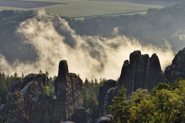 Deutschland, Sachsen, Elbsandsteingebirge, Felsen und Felsnadeln der Schrammsteine im Gegenlicht - RUEF02207