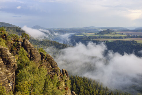 Deutschland, Sachsen, Elbsandsteingebirge, Blick vom Aussichtspunkt Schrammsteine auf die Elbe und das Elbtal - RUEF02208