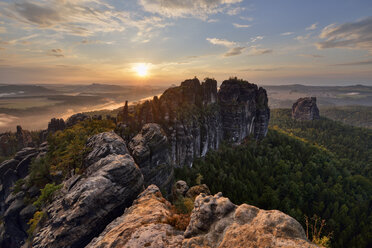 Germany, Saxony, Elbe Sandstone Mountains, rocks and rock needles of the Schrammsteine and Falkenstein at sunset - RUEF02211